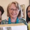 Große Freude über die Geburtstagsspende: Dora Busch (li.) und Melanie Müller (Vorsitzende) vom Ortsverband für Gartenbau und Landespflege mit Judith Pechtold.
