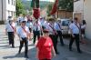 Der Jubelverein führte den Festzug mit seinen beiden Fahnen an. Fotos: Jürgen Panzer