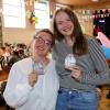 Stolz zeigen Annika Storch und Anna Kraus den Verbandsorden vom Fastnacht-Verband Franken, den beide für ihre besonderen Verdienste überreicht bekamen. Stolz zeigen Annika Storch und Anna Kraus den Verbandsorden vom Fastnacht-Verband Franken, den beide für ihre besonderen Verdienste überreicht bekamen.