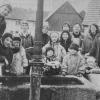 „Brunnentaucher“: So nennt sich die frisch gegründete Jugendgruppe des Gartenbauvereins Kümmel, die hier am oberen Dorfbrunnen posiert. Archivfoto: Christa Schröder „Brunnentaucher“: So nennt sich die frisch gegründete Jugendgruppe des Gartenbauvereins Kümmel, die hier am oberen Dorfbrunnen posiert. Archivfoto: Christa Schröder
