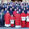 Im Anschluss an den Gottesdienst stellten sich die Wallfahrtsführer auf den Stufen vor der Basilika mit Guardian Pater Maximilian und Pater Werner. Fotos: Gerd Klemenz