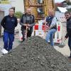 Burgkunstadt Mit einem offiziellen Spatenstich haben die Sanierungs- und Kanalbauarbeiten in Burgkunstadt „Am Gutshof“ und in der Dammsiedlung begonnen. Stadtbaumeister Markus Pülz meinte, dass die Arbeiten Ende Juli 2025 abgeschlossen sein werden. Die Kosten werden sich auf rund eine Million Euro belaufen. Die Wasserleitungssanierung „Am Gutshof“ gehört ebenfalls dazu. Bürgermeisterin Christine Frieß bat alle Bewohner um Geduld während dieser Phase. Sie erklärte, dass dieses Vorhaben und die nötigen Investitionen ein weiterer Schritt in eine funktionierende Infrastruktur für Burgkunstadt sind. Sie wünschte allen Beteiligten eine möglichst problemfreie Bauzeit. Zum offiziellen Spatenstich kamen Luisa Uttinger vom Ingenieurbüro Miller, Christian Ruß und Denis Saks von der städtischen Wasserversorgung, Herbert Grasser Polier der Firma Mühlherr, Bauleiter Stefan Grebner der Firma Mühlherr, Stadtbaumeister Markus Pülz und Bürgermeisterin Christine Frieß zusammen (v. li.). Text/
