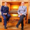 Die Musiker des Luftwaffenmusikkorps aus Erfurt mit ihrem Leiter, Oberstleutnant Dr. Tobias Wunderle, (li.) und Basilikaorganist Georg Hagel laden zum Konzert in die Basilika Vierzehnheiligen ein.