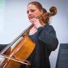 Die Vernissage wurde von Claudia Hödl-Kabadaic mit Sätzen aus der Cello-Suite Nr.1 G-Dur von Johann Sebastian Bach musikalisch bereichert. Die Vernissage wurde von Claudia Hödl-Kabadaic mit Sätzen aus der Cello-Suite Nr.1 G-Dur von Johann Sebastian Bach musikalisch bereichert.