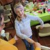 Eine Elle ist nicht gleich eine Elle: Christine Liebl misst bei Amelie nach. Fotos: Monika Schütz Eine Elle ist nicht gleich eine Elle: Christine Liebl misst bei Amelie nach. Fotos: Monika Schütz