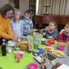 Christine Liebl bereitet mit den Kindern ein „Frühstück“, einen Brei aus Hirse, Mehl vom Urgetreide Einkorn, Honig, Wasser, Milch und getrocknetem Obst.