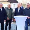 Walter Mackert (2. Vorsitzender), Wolfgang Klecker (Vorsitzender) und Roland Dietz (3. Vorsitzender) zusammen mit Bernd Potzel anlässlich der Umbenennung der Sportanlage in der Oberau. Fotos: Gerd Klemenz