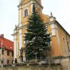Die Fichte vor der Burgkunstadter Pfarrkirche St. Heinrich und Kunigunde wird gefällt, weil die Äste und Wurzeln das danebenstehende Kriegerdenkmal schädigen. Auch die Stützmauer könnte in Mitleidenschaft gezogen werden. Als Ersatz soll eine kleine Tanne gepflanzt werden.
