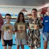 Die Gewinner des Luftballonwettbewerbs aus der Johann-Puppert-Schule, Benedikt und Elisa (2. und 3. v. li.), mit Bürgermeister Jochen Weber (li.), Lehrerin Vanessa Dellert (2. v. re.) und Marion Lazarus vom Hallenbad (red.)