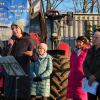 Widerstand gegen die Nord-Ost-Spange: Nicole Bäuerlein (am Mikrophon) sprach im Januar bei der Demo gegen die Umgehung für 25 Familien aus dem Wohngebiet „Am Kommbühl“. Widerstand gegen die Nord-Ost-Spange: Nicole Bäuerlein (am Mikrophon) sprach im Januar bei der Demo gegen die Umgehung für 25 Familien aus dem Wohngebiet „Am Kommbühl“.