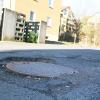 Tiefe Schlaglöcher in der Einfahrt von der Thüringer Straße in den Hof. Tiefe Schlaglöcher in der Einfahrt von der Thüringer Straße in den Hof.