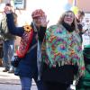Dem Faschingszug jubelten das bunt kostümierte Faschingsvolk zu. Dem Faschingszug jubelten das bunt kostümierte Faschingsvolk zu.