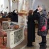 Die evangelische Pfarrerin Sabine Schmid-Hagen segnet ein Paar am Gnadenaltar. Die evangelische Pfarrerin Sabine Schmid-Hagen segnet ein Paar am Gnadenaltar.