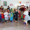 olle Konzentration war beim Eierlauf der Kindern erforderlich. olle Konzentration war beim Eierlauf der Kindern erforderlich.