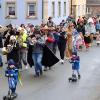 Angeführt von den kostümierten Uetzinger Musiker setzte sich am Faschingssamstag ein Faschingsfußzug zur Kuturscheune in Bewegung. Fotos: Gerd Klemenz