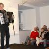 Mit schwarzem Humor und als Virtuose auf dem Akkordeon begeisterte Andreas Rebers beim Kultursonntag in Burgkunstadt das Publikum. Fotos: Roland Dietz Mit schwarzem Humor und als Virtuose auf dem Akkordeon begeisterte Andreas Rebers beim Kultursonntag in Burgkunstadt das Publikum. Fotos: Roland Dietz