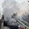 Mit zwei Drehleitern wurde das Feuer aus der Höhe bekämpft. Mit zwei Drehleitern wurde das Feuer aus der Höhe bekämpft.