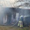 Unter schwerem Atemschutz geht die Feuerwehr gegen die Flammen vor. Unter schwerem Atemschutz geht die Feuerwehr gegen die Flammen vor.