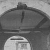 Drei beschädigte Eisenträger im Tor-Inneren, Schleifspuren an der Decke und herausgeschlagene Steine am Torbogen belegen die massive Wucht, mit der der Kranarm eines durchfahrenden Lastwagens das Obere Tor in Weismain getroffen hat. Archivfoto: Elsbeth Nahr Drei beschädigte Eisenträger im Tor-Inneren, Schleifspuren an der Decke und herausgeschlagene Steine am Torbogen belegen die massive Wucht, mit der der Kranarm eines durchfahrenden Lastwagens das Obere Tor in Weismain getroffen hat. Archivfoto: Elsbeth Nahr