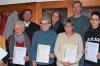 Die weiteren Geehrten mit Offiziellen: (vorne, v. li.) Inge Hoch, Annemie Hupfer, Monika Panzer, Barbara Müller und Christina Vogel, (hinten, v. li.) Bernd Krauß, Zweite Bürgermeisterin Sabine Rießner, Kreisfachberater Michael Strohmer und Vorsitzender Ulli Zech. Fotos: Jürgen Panzer