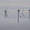 Windräder ragen über dichtem Nebel auf. Wie sieht es mit dem Energienutzungsplan für den Landkreis Lichtenfels aus? Ein Uni-Forschungsteam lichtet den Nebel rund um Kosten und Vorurteile über Erneuerbare.