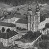 Lichtenfels/Kloster Banz  Der Geschichtsverein Colloquium Historicum Wirsbergense e. V. (CHW) lädt für Samstag, 28. Dezember, 15 Uhr, alle Geschichtsinteressierten zu einer Führung rund ums Benediktinerkloster Banz ein. Der oberfränkische Bezirksheimatpfleger Prof. Dr. Günter Dippold erzählt bei einem gut einstündigen Streifzug durch die Klosteranlage und um sie herum Wissenswertes über das Klosterleben, den Bau und die Nutzungen der barocken Anlage. Treffpunkt ist auf dem Parkplatz. Festes Schuhwerk wird empfohlen. Die Führung ist öffentlich, Teilnahme  kostenfrei und ohne Voranmeldung möglich. Im Bild das damalige „Schloss Banz“ auf einem Luftbild aus den 1930-er Jahren. (red)