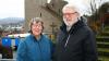 Pfarrer Heinz Geyer und seine Frau Angelika vor der Burgkunstadter Christuskirche. Nach 17 Jahren Engagement verabschieden sie sich aus der evangelischen Kirchengemeinde. Fotos: Gerhard Herrmann