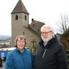 Pfarrer Heinz Geyer und seine Frau Angelika vor der Burgkunstadter Christuskirche. Nach 17 Jahren Engagement verabschieden sie sich aus der evangelischen Kirchengemeinde. Fotos: Gerhard Herrmann