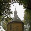 Mitten im Lindenkranz steht die Veitskapelle. Mitten im Lindenkranz steht die Veitskapelle.