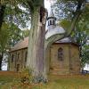 Mitten im Lindenkranz steht die Veitskapelle. Mitten im Lindenkranz steht die Veitskapelle.
