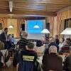 Bei der Bürgerversammlung in Stublang. Der Nebenraum in Gasthaus Dinkel in Stublang war voll besetzt, als Bürgermeister Mario Schönwald (stehend) das Projekt vorstellte. Bei der Bürgerversammlung in Stublang. Der Nebenraum in Gasthaus Dinkel in Stublang war voll besetzt, als Bürgermeister Mario Schönwald (stehend) das Projekt vorstellte.
