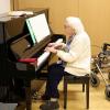 Die 92-jährige Betty Preißl aus Nürnberg spielte bei der Seniorenweihnacht am Klavier weihnachtliche Lieder. Die 92-jährige Betty Preißl aus Nürnberg spielte bei der Seniorenweihnacht am Klavier weihnachtliche Lieder.