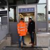 Jürgen Hälter, vom Bahnhofsmanagement Nordfranken, und Bürgermeister Mario Schönwald steigen in den Aufzug ein. Kurz vor Weihnachten wurde er in nun Betrieb genommen.