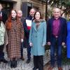 Verantwortliche der Gemeinde Altenkunstadt und des Caritasverbands für den Landkreis Lichtenfels freuen sich über die Förderung des Projekts „Zusammen im Quartier“. Angela Herklotz (3. v. re.) und Mareike Link (3. v. li.) sind  als Quartiersarbeiterinnen tätig. Für Fragen rund um das Thema „Pflege“ ist Pflegefachkraft Bianca Geiger (li.) zuständig.