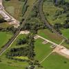 Aus der Luft ist gut erkennbar, welche Dimensionen die insgesamt 450 Meter lange Brücke über Bahnlinie und Main haben wird. Die Aufnahme ist aus dem Sommer. Mittlerweile sind die Stahlteile von oben kommend schon bis zum Pfeiler direkt vor der Kreuzung von Main und Bahnlinie vorgeschoben worden. Aus der Luft ist gut erkennbar, welche Dimensionen die insgesamt 450 Meter lange Brücke über Bahnlinie und Main haben wird. Die Aufnahme ist aus dem Sommer. Mittlerweile sind die Stahlteile von oben kommend schon bis zum Pfeiler direkt vor der Kreuzung von Main und Bahnlinie vorgeschoben worden.