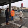 Die Bodenplatten mit einem ertastbaren Relief aus Rippen und Noppen soll Blinden beziehungsweise Sehbehinderten bei der Orientierung am Bahnhof helfen. Die Bodenplatten mit einem ertastbaren Relief aus Rippen und Noppen soll Blinden beziehungsweise Sehbehinderten bei der Orientierung am Bahnhof helfen.