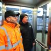 Jürgen Hälter, vom Bahnhofsmanagement Nordfranken, und Bürgermeister Mario Schönwald fahren mit dem Aufzug nach unten. Jürgen Hälter, vom Bahnhofsmanagement Nordfranken, und Bürgermeister Mario Schönwald fahren mit dem Aufzug nach unten.