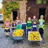 Das gesammelte Obst fuhren die Schlosskobolde in Schubkarren zum Pressen. Das gesammelte Obst fuhren die Schlosskobolde in Schubkarren zum Pressen.