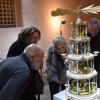 Eines der Schmuckstücke der Ausstellung: Eine große Weihnachtspyramide, die mit der Wärme von Kerzen ihren Antrieb erhält, aus Brandschutzgründen ohne Kerzen aufgestellt. Uwe Held und seine Frau Barbara sowie Zweite Bürgermeisterin Sabine Rießner lassen sich von Wolfgang Enzmann alles erklären (v. re.)