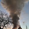 Die Flammen sind weithin zu sehen.