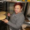 Mit dem ungleich kleineren Leihofen kann Susanne Mayr nur weitaus kleinere Mengen backen. Mit dem ungleich kleineren Leihofen kann Susanne Mayr nur weitaus kleinere Mengen backen.