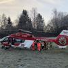 Mit vereinten Kräften wird der Schwerverletzte in den Rettungshubschrauber gebracht.