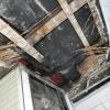 Blick zur brandgeschädigten Decke. Blick zur brandgeschädigten Decke.