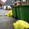 Wertstoffabfuhr in Lichtenfels: Während die Erlöse für Altpapier sinken, steigen die Kosten für die Entsorgung des Restmülls. Daher erhöht der Landkreis die Müllgebühren.