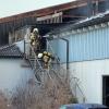Die Feuerwehr auf der Suche nach Glutnestern.