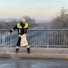 Auch auf der Brücke ist es spiegelglatt. Die Feuerwehr kämpft mit Streusalz dagegen an.