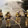 Die Feuerwehr geht unter schwerem Atemschutz vor.
