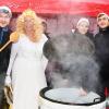 Jede Menge Köstlichkeiten gab es auf dem Weihnachtsmarkt und vor allem das „innerlich Erwärmende“ war besonders begehrt. Da schaut gerne auch  Weihnachtsengel Simone vorbei.