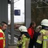 Die Einsatzkräfte am Bahnsteig. Im Hintergrund der Zug, der den Mann erfasst hatte. Die Einsatzkräfte am Bahnsteig. Im Hintergrund der Zug, der den Mann erfasst hatte.