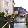 Dabei kamen eine Vielzahl von Rettungskräften und Fahrzeugen, sowie die Drehleiter der Stützpunktwehr von Burgkunstadt, zum Einsatz. Binnen kurzer Zeit wurden die Feuerwehrleute dem Brand aber Herr und konnten diesen schnell löschen. Dazu musste allerdings der Dachbereich anschließend teilweise abgedeckt werden, um auch die letzten verbliebenen Glutnester auffinden zu können. Die Polizeibeamten aus Lichtenfels schätzen den Schaden nach ersten Begutachtungen auf bis zu 100.000 Euro, genaue Angaben seien einen Tag nach dem Geschehen noch nicht möglich. Text/